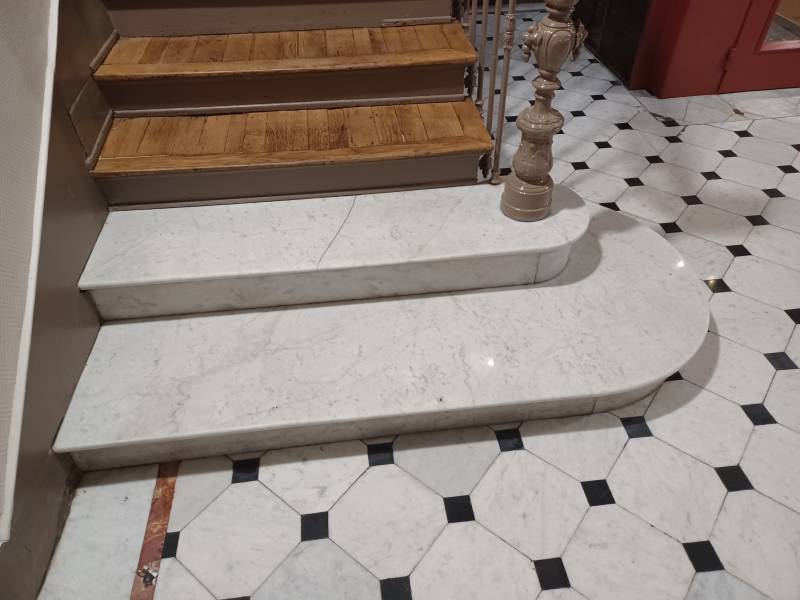 Rénovation d'un escalier en marbre et en chêne à Allauch