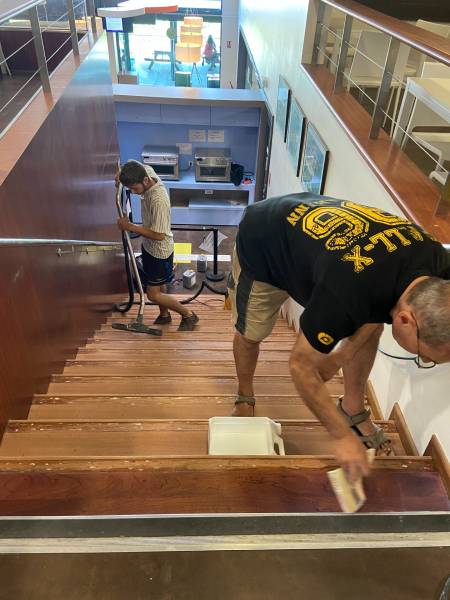 Intervention de rénovation d'un escalier en bois rouge Thales à Gemenos